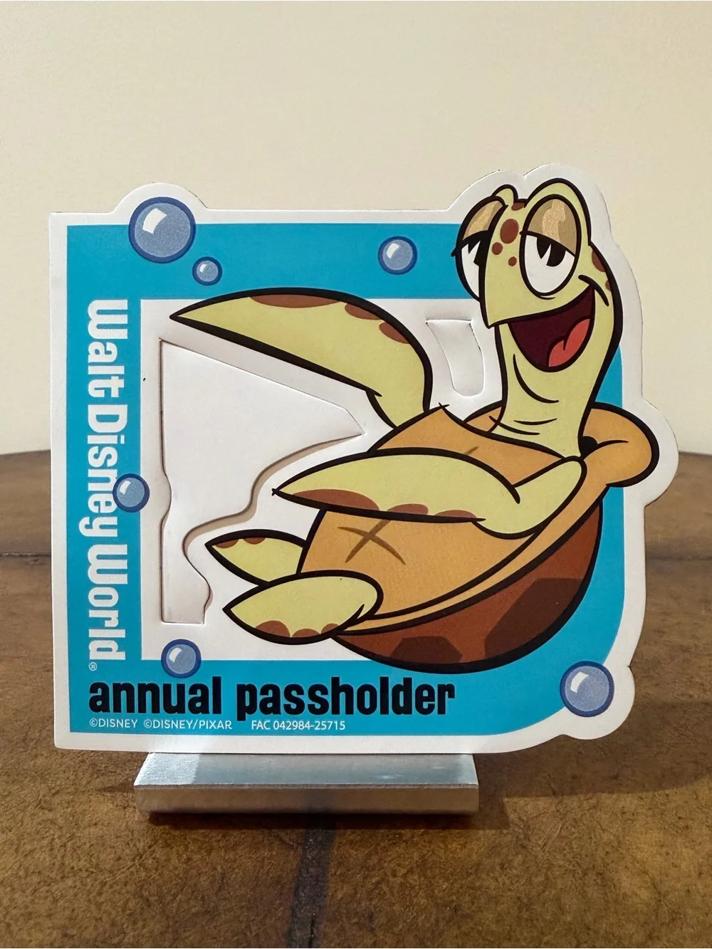 BRAND NEW AUTHENTIC DISNEY ANNUAL PASSHOLDER CRUSH FROM FINDING NEMO MAGNET